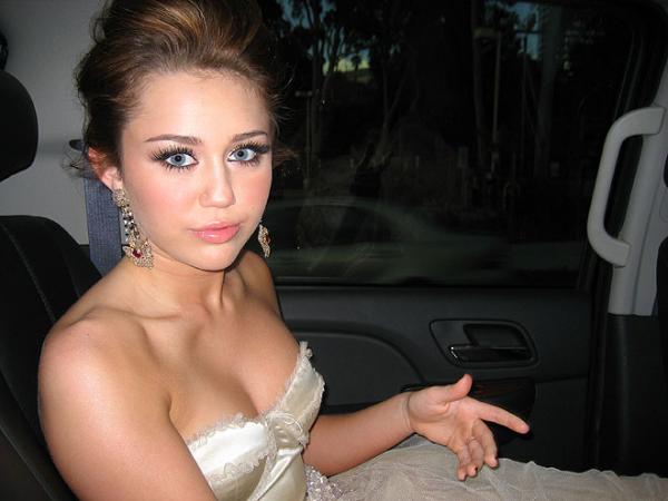miley-oscars-liam (4).jpg