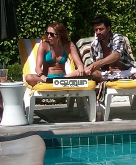 miley-cyrus-sexy-poolside-2.jpg